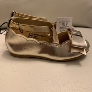 Baby girl toddler size 7 gold shoe